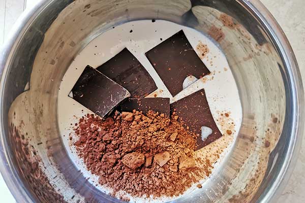 rozpuszczanie czekolady i kakao w śmietanie kremówce