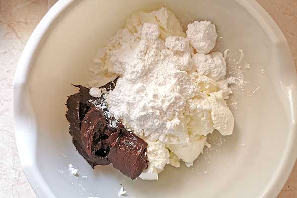 miksowanie składników na sernik czekoladowy