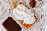 wykładanie kremu tiramisu na biszkopty