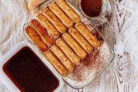 układanie nasączonych biszkoptów na tiramisu
