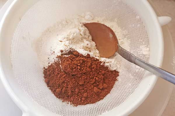 jak przesiać mąkę z kakao