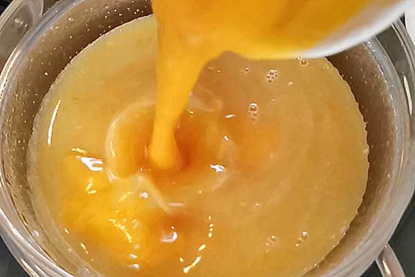 dodaj żółtka do soku z pomarańczy