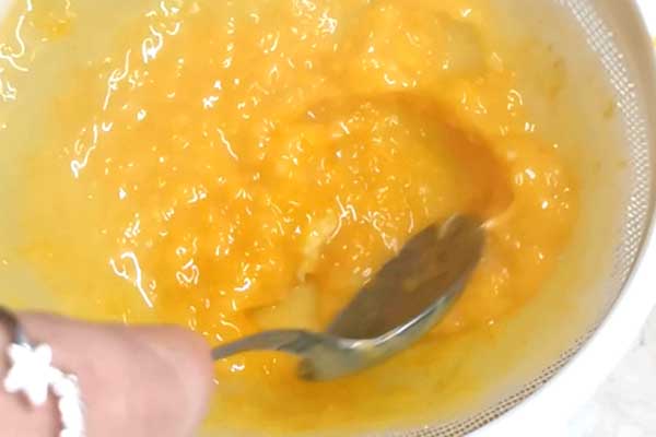 przetrzyj krem orange curd przez sitko by się pozbyć skórek z pomarańczy