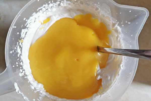 przygotowanie kremu pomarańczowego z bitej śmietany i orange curd