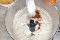 dodawanie przypraw do ciastek