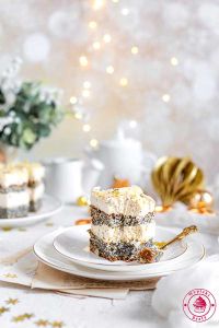 Buns with white poppy seeds poppy seed fudge cake