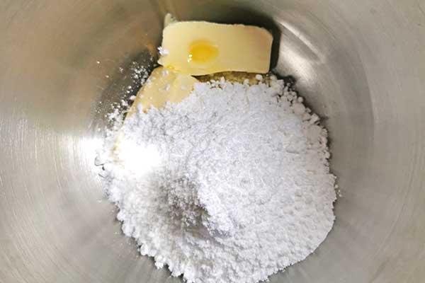 miksowanie masła z cukrem pudrem do makowca