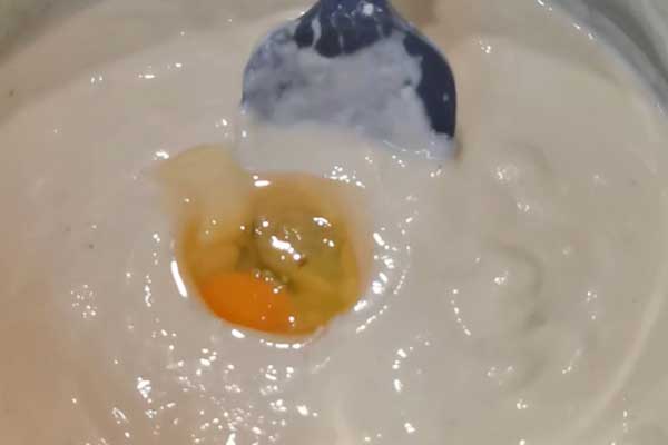 dodawanie jajek do sernika gotowanego