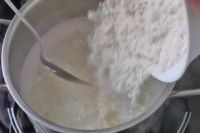 dodawanie mąki do ciasta parzonego