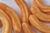 odsączanie churros na ręczniku