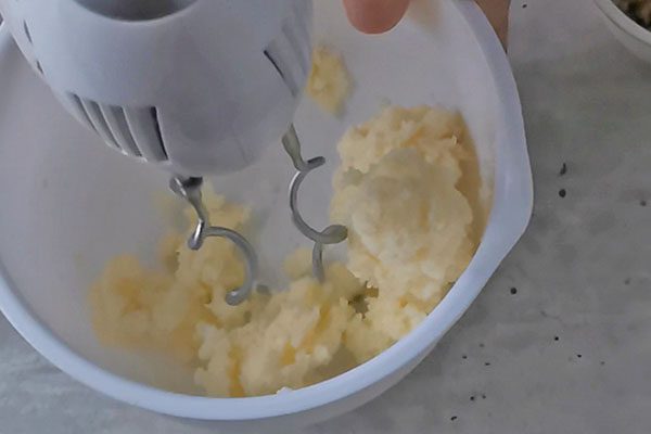miksowanie masła z cukrem
