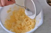 dodawanie proszku do ciasteczek