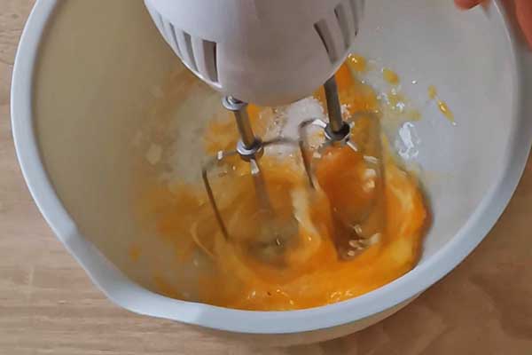 miksowanie jajek z cukrem na ciasto cynamonowe