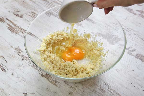 dodawanie jajka do ciasta na ciastka owsiane