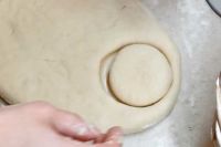 jak wyciąć ciasto na pączki