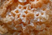 smażone ciasteczka posypane cukrem pudrem