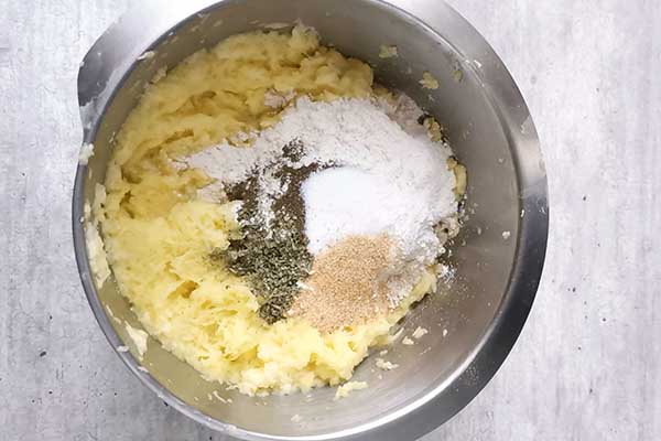 dodawanie przypraw i mąki do babki ziemniaczanej