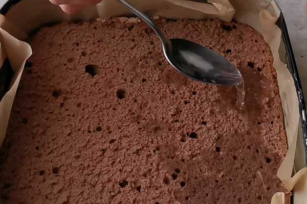 nasączanie biszkoptu czekoladowego do ciasta balladyna