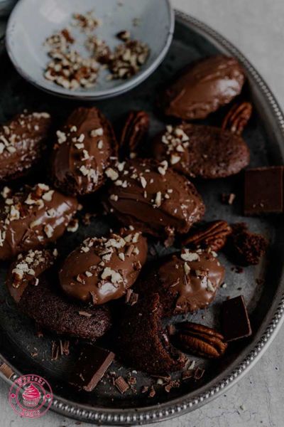 czekoladowe magdalenki z polewą czekoladową i posiekanymi orzechami