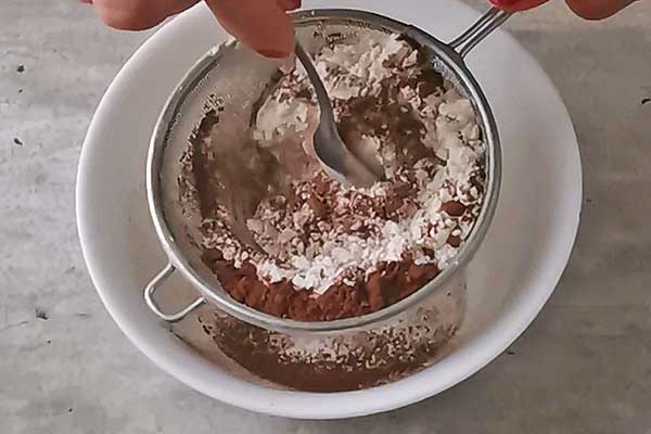 przesiewanie mąki z kakao na magdalenki