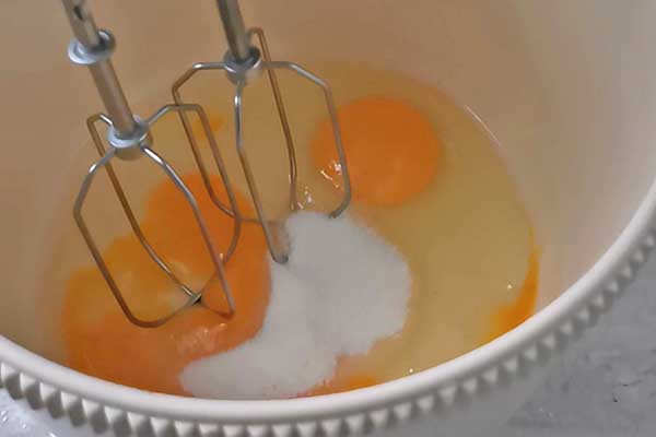 miksowanie jajek z cukrem do ciasta na naleśniki