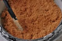 przygotowanie spodu z ciasteczek pod sernik