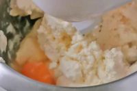 dodawanie jajek do sernika