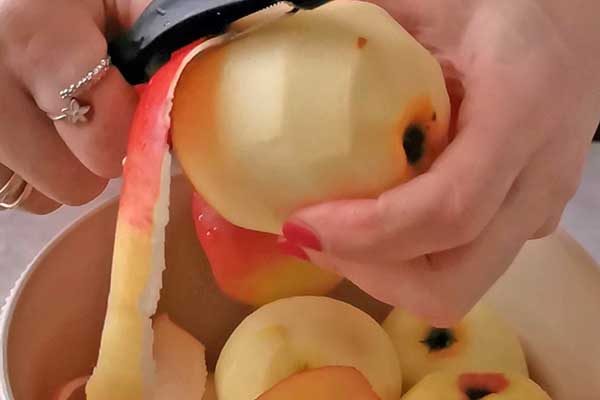obieranie jabłek do szarlotki