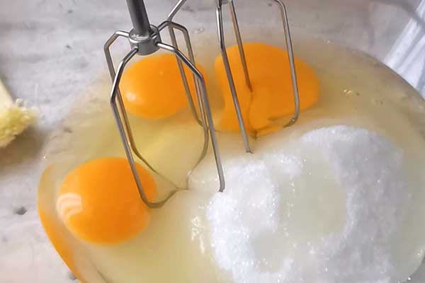 miksowanie jajek z cukrem do babki śmietankowej