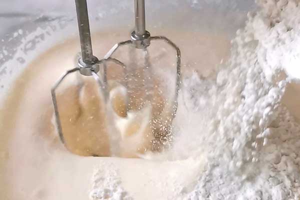 dodawanie mąki do ciasta na babkę śmietankową