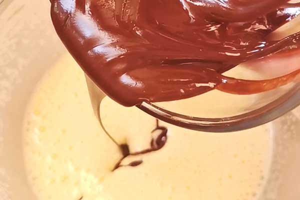 dodawanie rozpuszczonej czekolady do ciasta na babeczki brownie