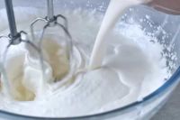 miksowanie mascarpone ze śmietaną kremówką
