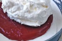 wykładanie kremu mascarpone na żelkę wiśniową