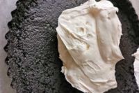 wykładanie kremu mascarpone na kruchy spód tarty