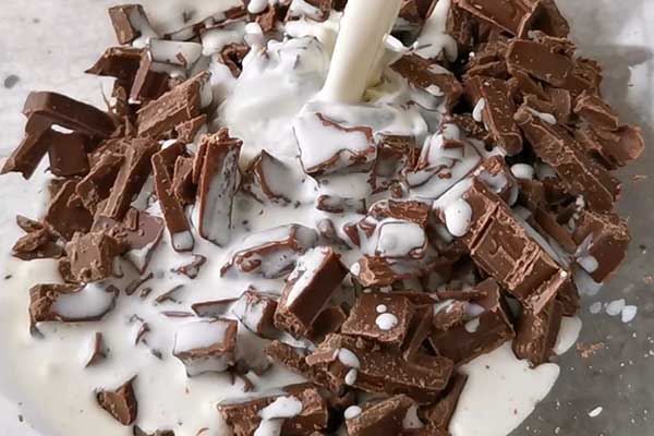 jak zrobić polewę czekoladową z czekolady i śmietany kremówki