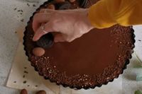 dekorowanie tarty ciastkami oreo i jajeczkami