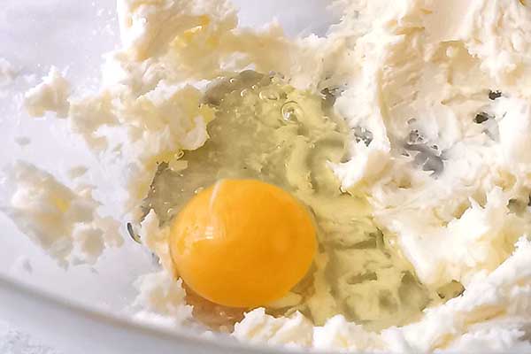 dodawanie jajek do ciasta z truskawkami