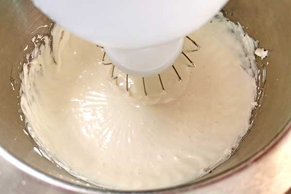 miksowanie mascarpone z cukrem pudrem