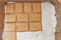układanie herbatników na cieście