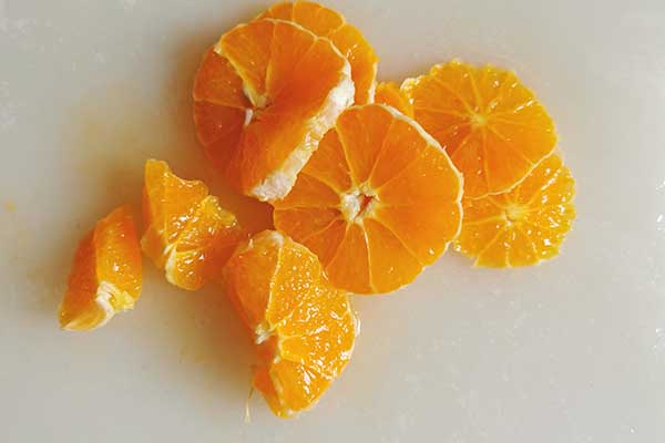 pomarańcze pokrojone do domowej sangrii