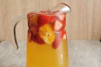 sangria z truskawkami przed schłodzeniem