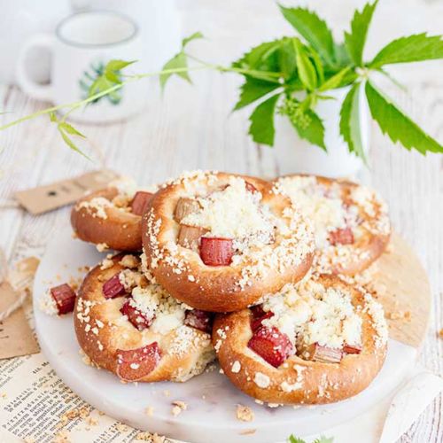 drożdżówki z rabarbarem i kruszonką