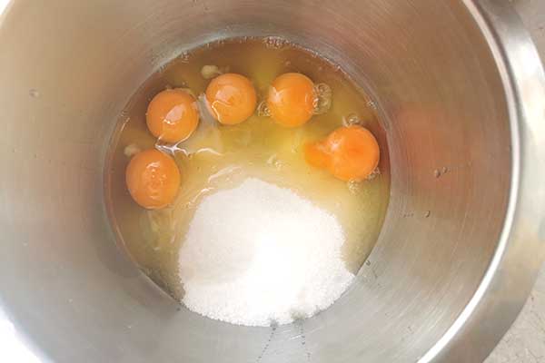 miksowanie jajek z cukrem do ciasta