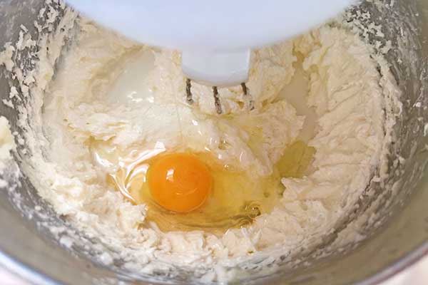 dodawanie jajka do ciasta truskawkowe blondie