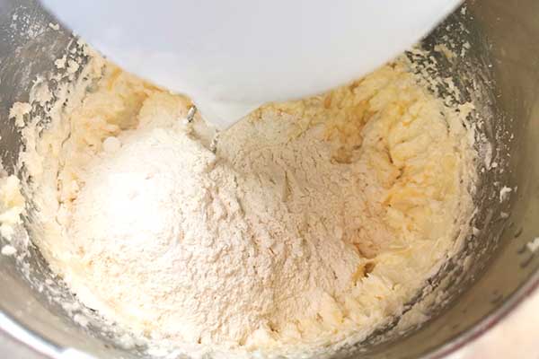 dodawanie mąki do ciasta blondie