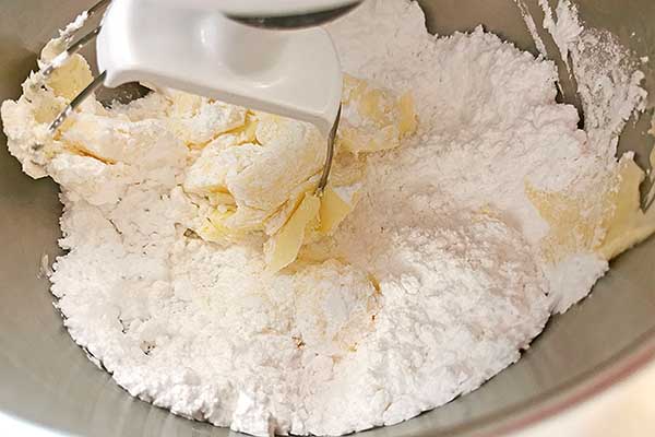miksowanie masła z cukrem pudrem na ciasto ucierane