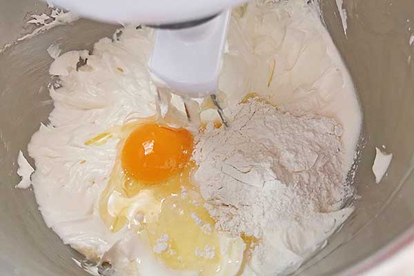 dodawanie jajek i mąki do ciasta ucieranego
