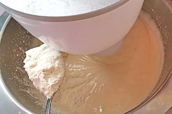 dodawanie mąki do ciasta cytrynowego