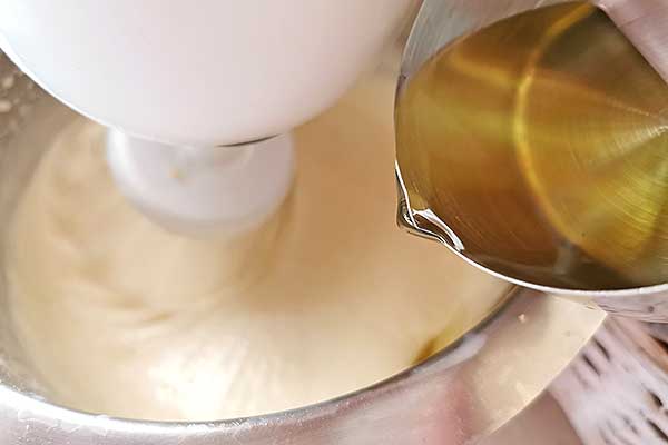 dodawanie oleju do ciasta cytrynowego
