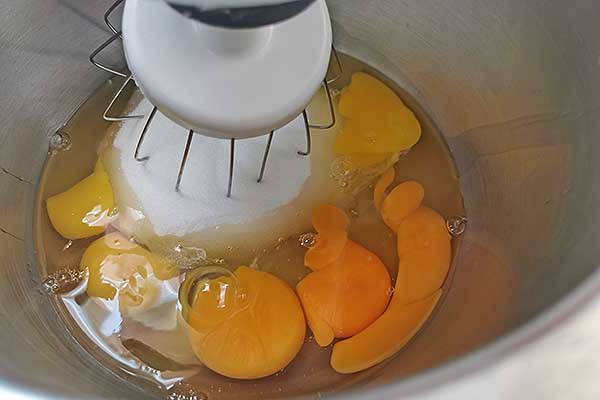 ucieranie jajek z cukrem do ciasta wiśniami